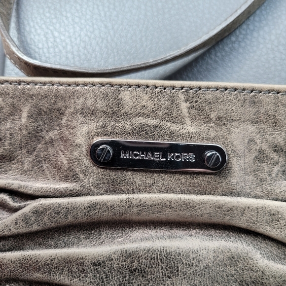 Michael Kors Ruffled Clutch/Crossbody with Strap in excellent condition - Picture 4 of 8